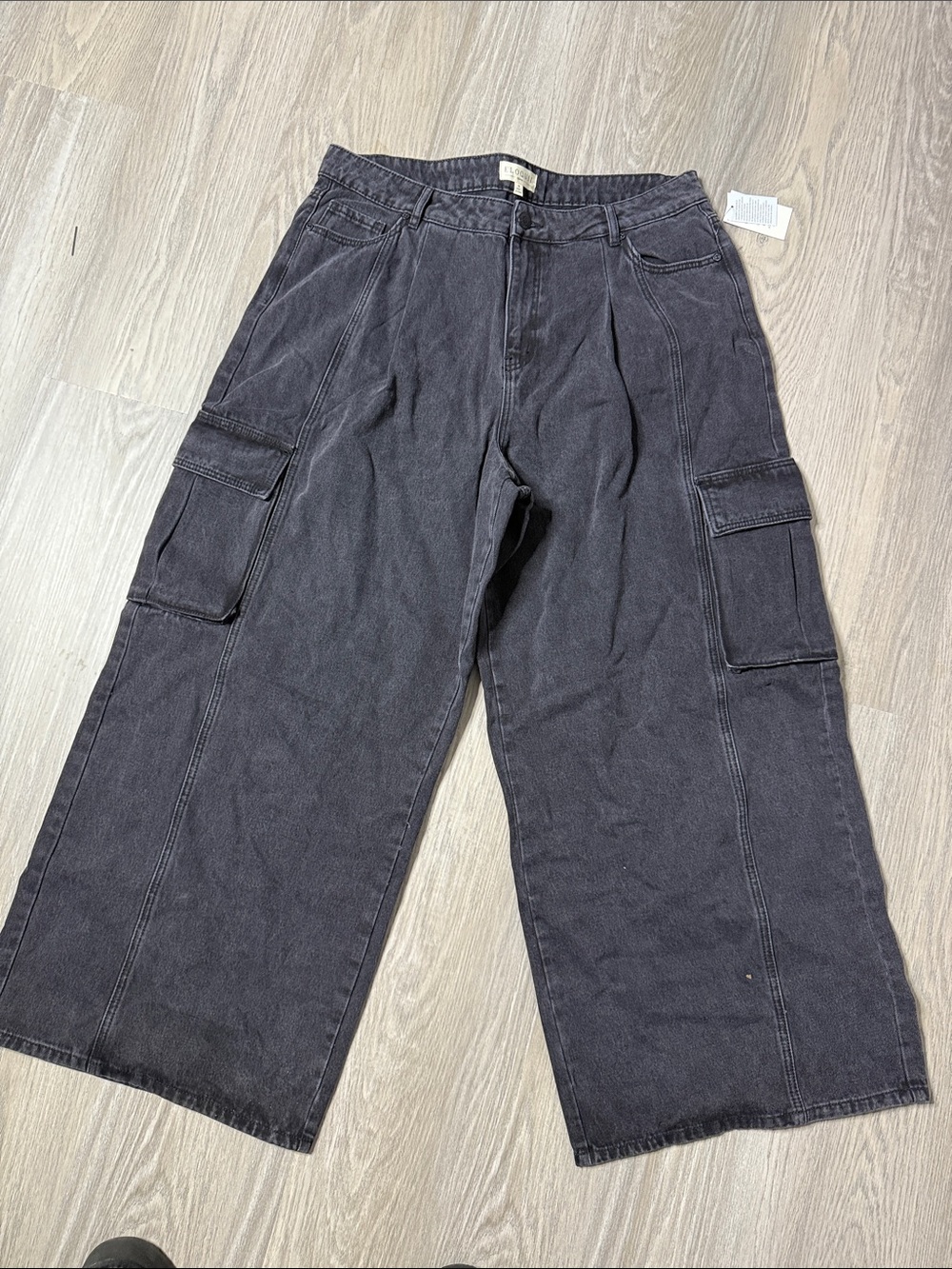 Women's Wide-Leg Cargo Jeans in Black